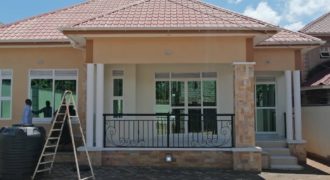 House for sale in Kitende, Entebbe road at 320m