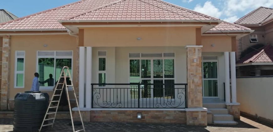 House for sale in Kitende, Entebbe road at 320m