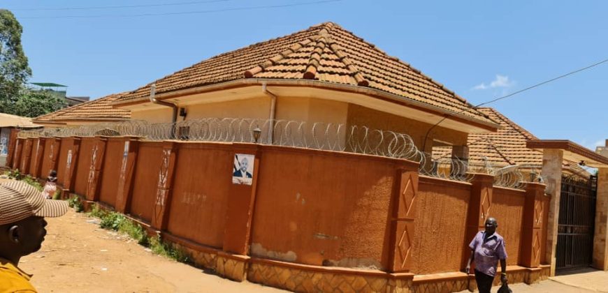 9 SELF CONTAINED UNITS FOR SALE IN LWEZA ALONG ENTEBBE ROAD AT 600MILLION WITH 4.5M MONTHLY RENT COLLECTION