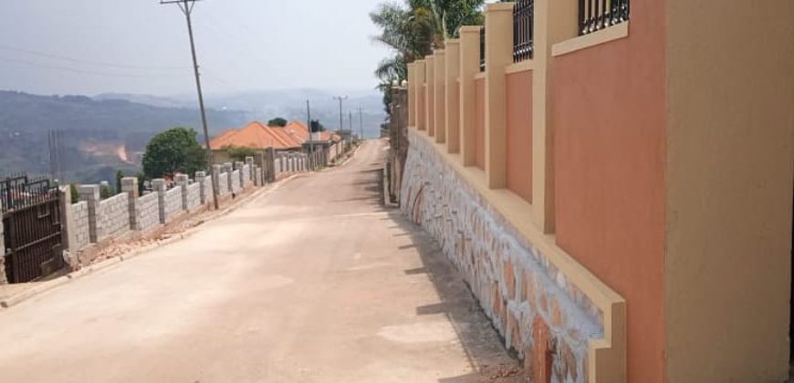 NICE 6 BEDROOM HOUSE FOR SALE IN BWEBAJJA ON ENTEBBE ROAD AT 2 BILLION , READY LAND TITLE