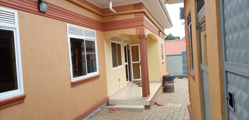 House for Sale in Kitende on Entebbe road at 550m with a land title