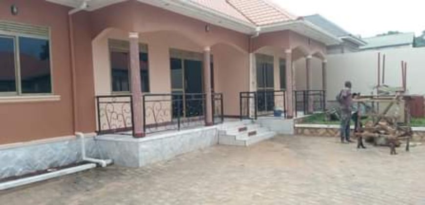 NEWLY CONSTRUCTED HOUSE FOR SALE IN BWEBAJJA AT 450M WITH A LAND TITLE