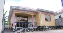 RESIDENTIAL HOUSE FOR SALE WITH 3 SELF CONTAINED BEDROOMS, SITTING ROOM, DINNING ROOM, KITCHEN LOCATED IN KITENDE SISA AT 210M WITH A LAND TITLE