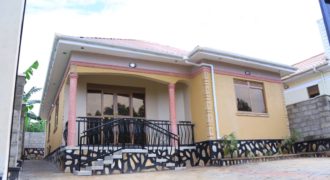 RESIDENTIAL HOUSE FOR SALE WITH 3 SELF CONTAINED BEDROOMS, SITTING ROOM, DINNING ROOM, KITCHEN LOCATED IN KITENDE SISA AT 210M WITH A LAND TITLE