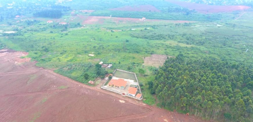 PLOTS FOR SALE IN KITENDE SSEKIWUNGA ALONG ENTEBBE ROAD AT 60Million, 50BY100FT WITH A LAND TITLE