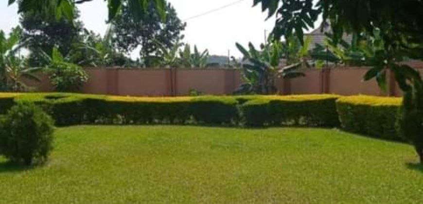 HOUSE FOR SALE AT 300M LOCATED IN GAYAZA KIWENDA SEATED ON 50 DECIMALS