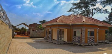 4 Bedroom House for sale in Namusera at 220million