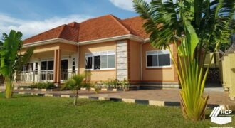 House for sale in Bwebajja along Entebbe road at 750million