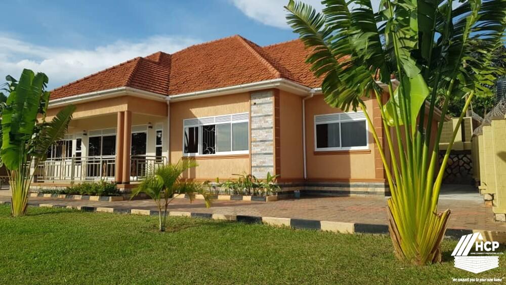 House for sale in Bwebajja along Entebbe road at 750million